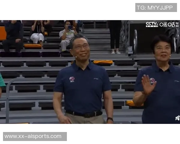 钟南山院士携夫人莅临CBA现场，姚明暖心赠送特别球衣引热议